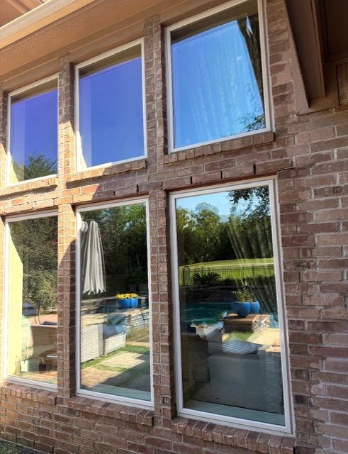 Clear residential windows in Richmond TX
